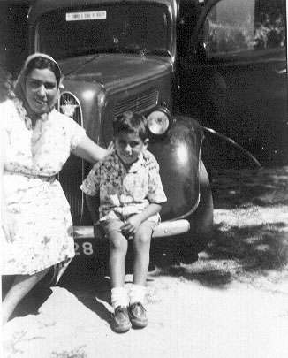 A minha mãe e eu num passeio a Sintra na Fordson Van